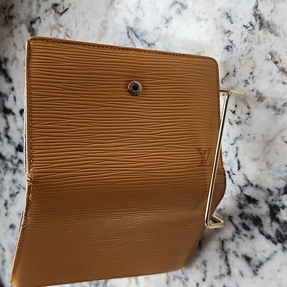 Louis Vuitton Epi Kisslock Bifold Wallet - Picture 5 of 6